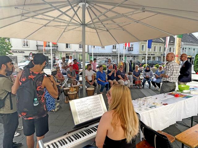 Zu den beinahe tropischen Temperaturen passten die orientalischen Flöten- und Trommelklänge und afrikanische Süßigkeiten. | Foto: RMA