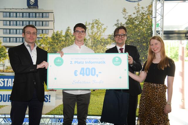 Ingo Feinerer (Leiter der Fakultät Technik der FHWN), Sebastian Bader (Preisträger), Christian Dusek (Leiter Kollegium FHWN Wiener Neustadt), Lisa Holder (Projektleitung Kaiserschild-Stiftung). | Foto: FH Wiener Neustadt