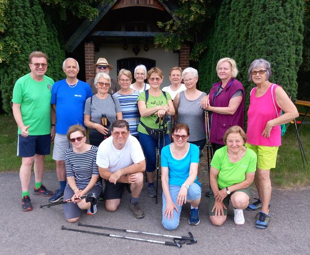 Werner Schöll, Ernst-Anton Hihlik, Wolfgang Banny, Rita Piniel, Martina Dominkowitsch, Brigitte Lehninger, Eveline Mittermann, Maria Schock, Anna Wukowitsch, Christine Scharka und Helga Hafenscher. Vorne Edith Banny, Gerhard Mittermann,  Karla Schöll und Gertrude Kornfeld. 
 | Foto: Werner Schöll