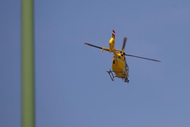 Der Notarzthubschrauber Christophorus Europa 3 musste am Gelände der Berufsschule in der Welser Pernau landen. | Foto: laumat.at