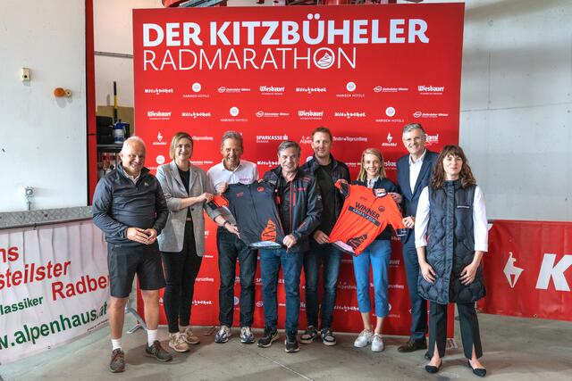 Am Kitzbüheler Horn wurden von den KRM-Verantwortlichen und der Bergbahn an die SiegerInnen "ihre" Gondeln übergeben. | Foto: alpinguin