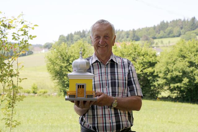 Der stolze Künstler Johann Mittermühler mit einer seiner Miniatur-Kapellen. | Foto: Carina Pilgerstorfer