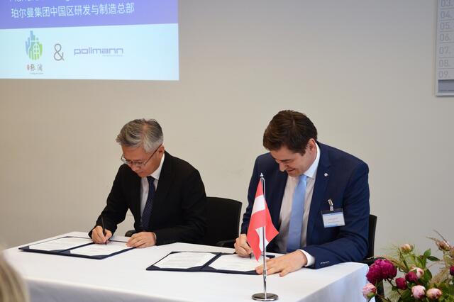 Herbert Auer und Jinlong Chen beim Unterzeichnen der Kooperationsvereinbarung. | Foto: Pollmann
