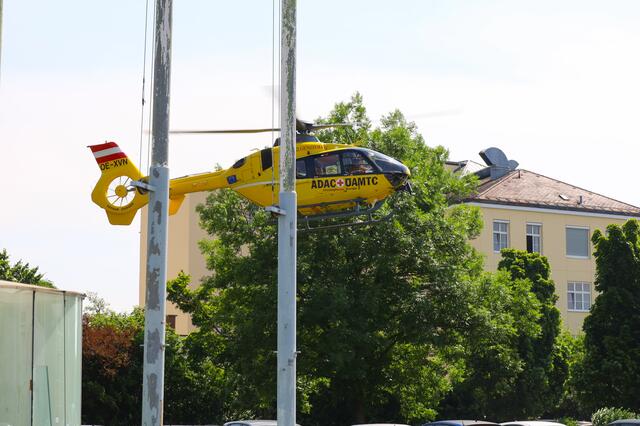 Der Notarzthubschrauber Christophorus Europa 3 musste am Gelände der Berufsschule in der Welser Pernau landen. | Foto: laumat.at