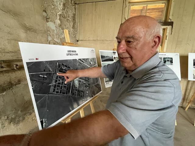 Zeitzeuge Matthias Divo (85) erläutert den Plan des einstigen Lagers in Wagna. | Foto: Waltraud Fischer