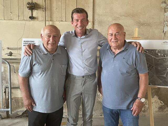 Auf der Flucht aus ihrer Heimat im Lager in Wagna angekommen: Bürgermeister Peter Stradner mit den beiden Zeitzeugen Matthias Divo (l.) und Georg Divo (r.) | Foto: Waltraud Fischer