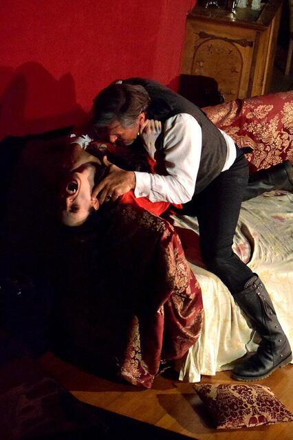 Anja in der Rolle der Lucy Westenra in Bram Stokers Dracula auf Burg Lockenhaus. | Foto: Karin Burian