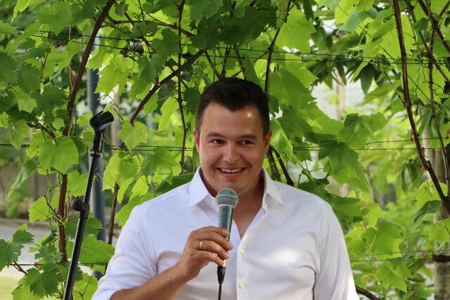 Winzer Michael Auer klärte über seine Weine auf und dass sie vor allem schmecken sollten. | Foto: Elisabeth Neuner