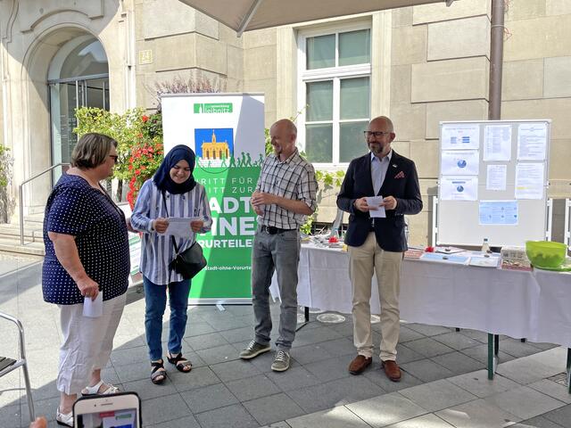 Vor vielen Menschen zu sprechen ist eine Herausforderung für viele - zumal wenn es nicht in der eigenen Muttersprache ist. | Foto: RMA