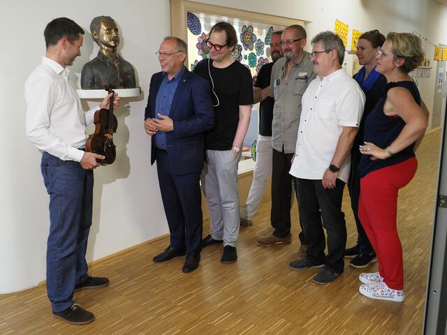 Geigenbauer Alexander Schütz im Beisein des künstlerischen Leiters von Anton Bruckner 2024, Norbert Trawöger, bei der Übergabe der Kronstorfer Bruckner Geige an Bürgermeister Christian Kolarik, die Gemeindevertreter Helmut Bacher, Bruno Klaus und Petra Fuchs sowie Julian Gillesberger und Isolde Fürst vom Bruckner 200 Leader Team. | Foto: Marktgemeinde Kronstorf