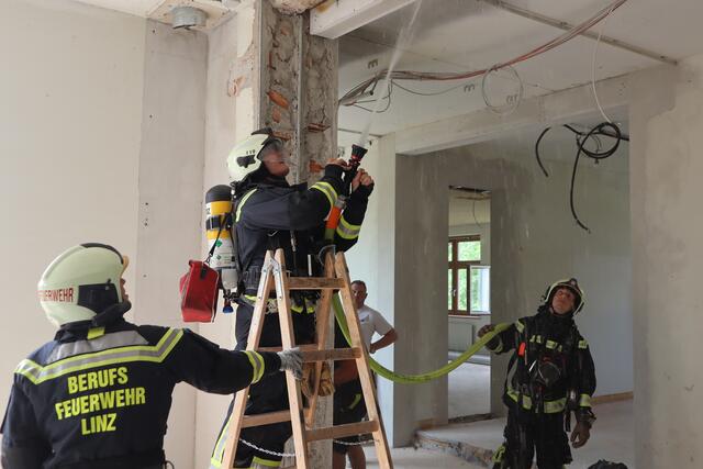 Zahlreiche Ziegelwände und Dachabdeckungen mussten für die Löscharbeiten geöffnet werden. | Foto: Berufsfeuerwehr Linz
