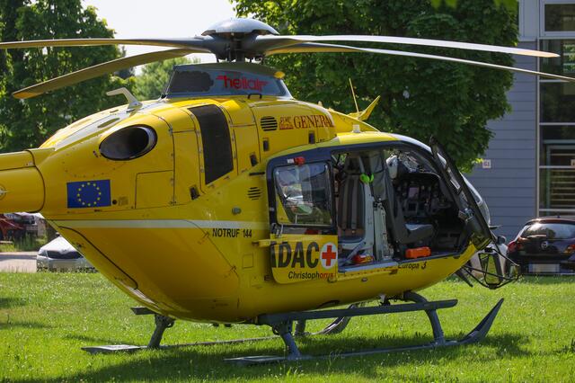 Der Notarzthubschrauber Christophorus Europa 3 musste am Gelände der Berufsschule in der Welser Pernau landen. | Foto: laumat.at
