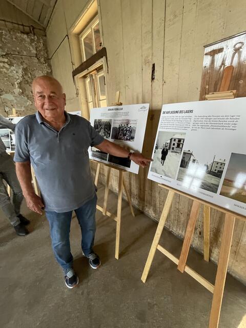 Georg Divo zeigt auf ein Bild aus dem Archiv, auf dem er als Jugendlicher zu sehen ist. | Foto: Waltraud Fischer