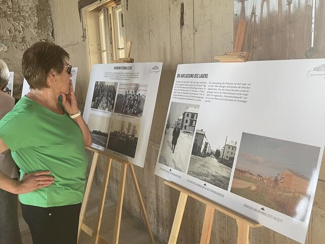 Die Präsentation der ersten Schautafeln in der einstigen Lagerbaracke stießen am Weltflüchtlingstag bei der Bevölkerung auf großes Interesse. | Foto: Waltraud Fischer
