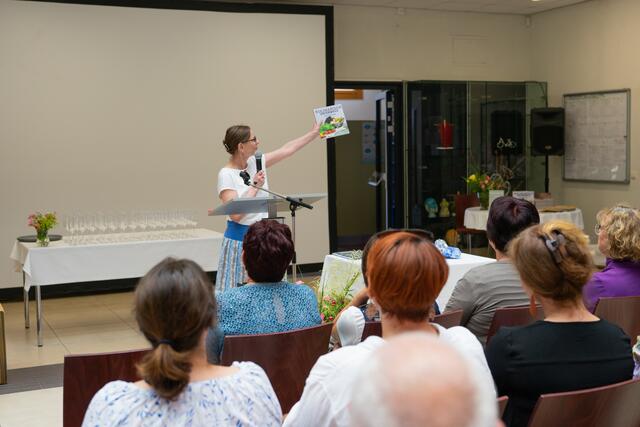Fachvorständin Reinhild Reiter präsentierte stolz das Werk.  | Foto: HLW Mureck