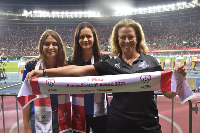 1. Platz beim ÖFB Social Football Award 2022 für den FC Südburgenland: Katja Graf, Barbara Weber, Katja Konrath-Popofsits | Foto: Michael Strini