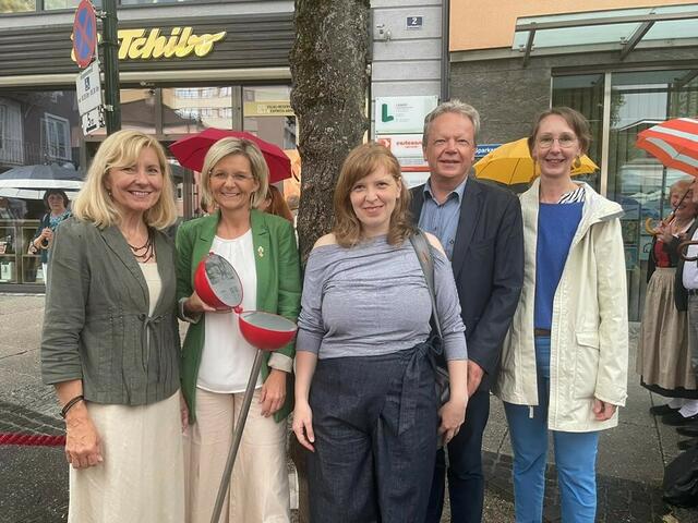 REGIS-Geschäftsführerin Rosa Wimmer, Bürgermeisterin Ines Schiller, Künstlerin Teresa Diestelberger, REGIS-Vereinsobmann Bürgermeister Alexander Scheutz und Assistenz der REGIS-Geschäftsführung Susanne Scheutz. | Foto: Stadtgemeinde Bad Ischl