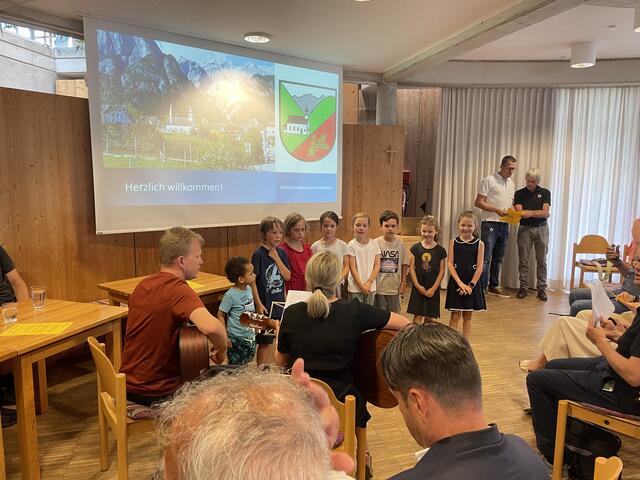 Begonnen hat die Bürgerversammlung mit einer musikalischen Darbietung der Kranebittener Kinder. | Foto: Lisa Kropiunig