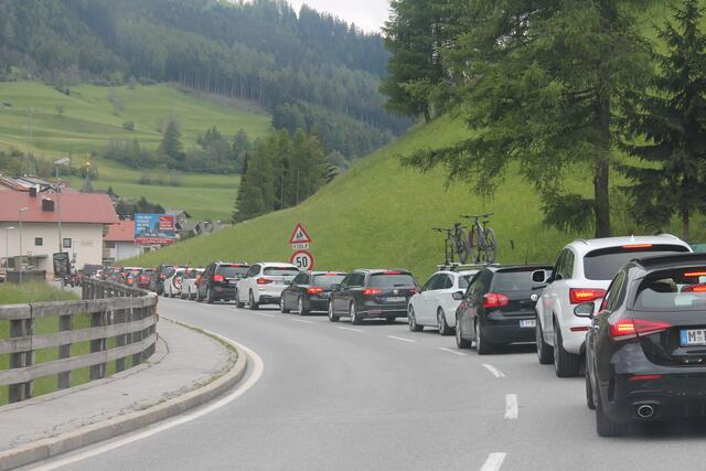 Weil das Verkehrsaufkommen so hoch war und um die Versorgungssicherheit zu gewährleisten, greifen die bekannten Abfahrverbote nun auch an den kommenden beiden Wochenenden. | Foto: Demir