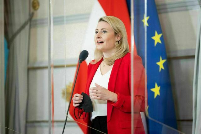 Susanne Raab (ÖVP): „Verschwörungstheorien und Fake News haben durch den Angriffskrieg Russlands auf die Ukraine neu an Fahrtwind bekommen. Als Frauenministerin macht mir auch der Anstieg an frauenfeindlichem Content Sorgen. Daher ist es umso wichtiger, dass es seriöse Stellen wie die Bundesstelle für Sektenfragen gibt, die laufend wichtige Erkenntnisse über die wachsende Szene sammelt, dokumentiert und bewertet sowie auch Beratungen und Hilfestellungen für Betroffene und Hilfesuchende anbietet." | Foto: BKA