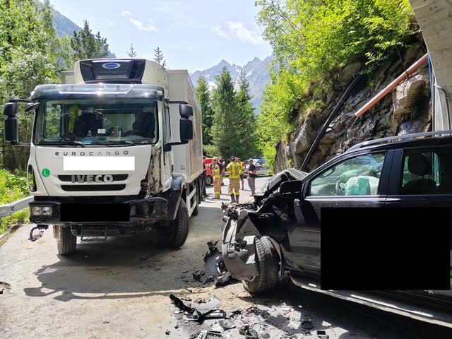 Zwischen dem Lkw und einem Pickup kam es am Tunnelende in Ginzling zu einem Frontalzusammenstoß.  | Foto: ZOOM-Tirol