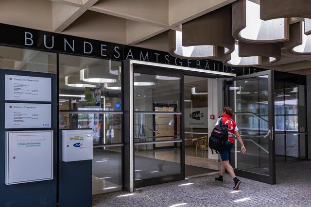 Am 20.06.2023, gegen 11:45 Uhr, kam es durch 37-jährigen Mann zu einer Bedrohungslage im AMS Lienz. Er stürmte das AMS mit einem Messer. | Foto: zeitungsfoto.at