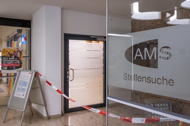 Am 20.06.2023, gegen 11:45 Uhr, kam es durch 37-jährigen Mann zu einer Bedrohungslage im AMS Lienz. Er stürmte das AMS mit einem Messer. | Foto: zeitungsfoto.at