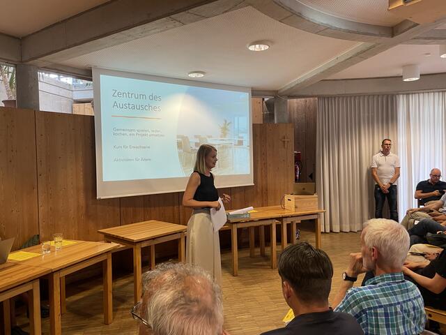 Stadträtin Elisabeth Mayr war auch vor Ort und kam mit den Kranebittenerinnen und Kranebittenern ins Gespräch.  | Foto: Lisa Kropiunig