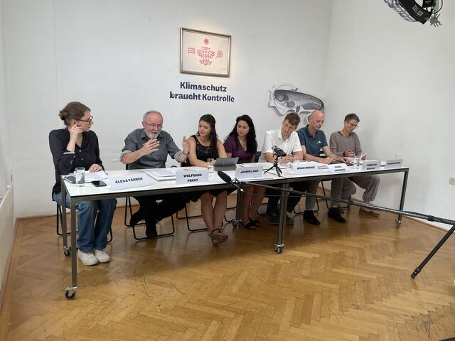 Viel mehr Personen hätten an der Tafel nicht mehr Platz gehabt, die in einem kleinen Raum im Volkskundemusem aufgebaut worden war.  | Foto: Tobias Schmitzberger