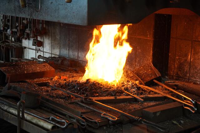 Für das Schmieden muss man zuerst ein Feuer entfachen. | Foto: Emanuel Hasenauer