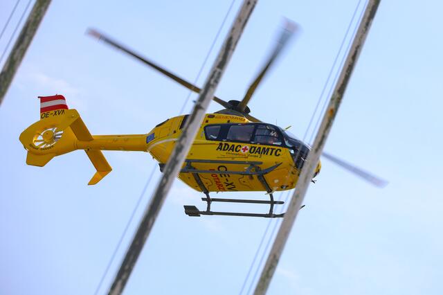 Der Notarzthubschrauber Christophorus Europa 3 musste am Gelände der Berufsschule in der Welser Pernau landen. | Foto: laumat.at
