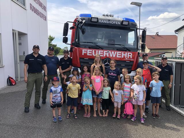 Beim Programm "Ferien im Betrieb" 2022 in der AMAG besuchten die Kinderfreunde die Feuerwehr Ranshofen.  | Foto: AMAG