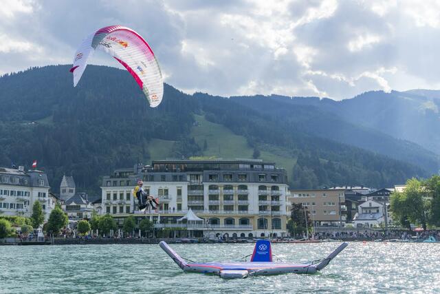 Zielankunft des Sieger Chrigel Maurer  | Foto: © zooom Christian Lorenz
