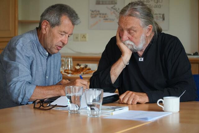 Spezialisten unter sich: Armin Walch und Achim Zeune beim "Fachsimpeln" in Sachen Burgenanlagen. | Foto: Reichel