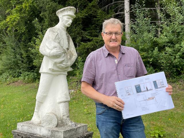 Bgm. Josef Waltl und "Da Ruß" von Carl Hermann. Hier wird es einen Fotorahmen für besonderes Selfies geben. | Foto: Susanne Veronik