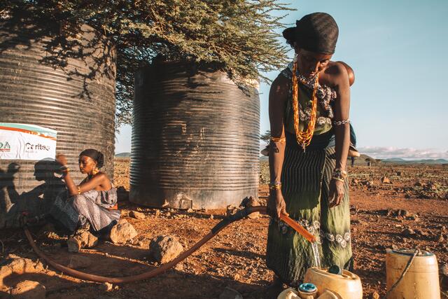 Die Frauen leisten den größten Teil der Arbeit in den Familien. Wenn das Wasser knapp wird, versuchen NGOs wie die Caritas und Pacida die Not zu lindern. | Foto: Mutunga Al Aminfair picture