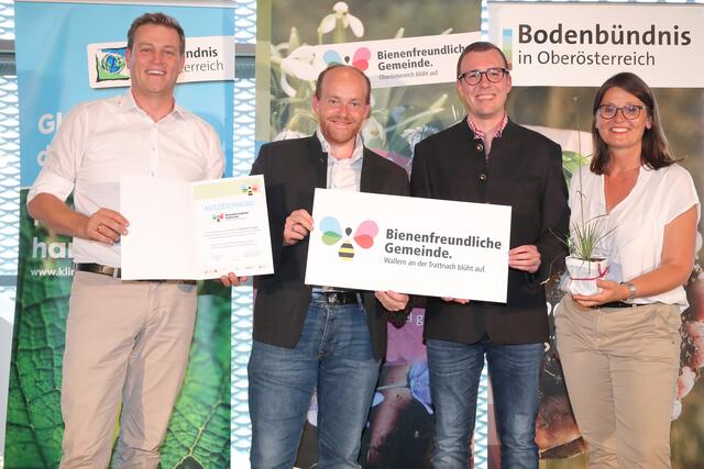 Bürgermeister Dominik Richtsteiger und Gemeinderat Lukas Russ nehmen die Auszeichnung zur "bienenfreundliche Gemeinde" entgegen. | Foto: Marktgemeinde Wallern an der Trattnach