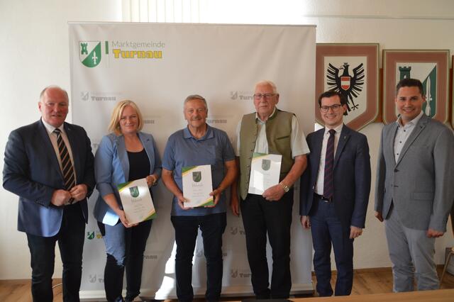 Übergabe der Ehrenurkunden: Vbgm. Strobl, Brigitte Fladl, Hans Haider, Wolfgang Birnbaumer und Bgm. Hofer und GK Höfler  | Foto: Gemeinde Turnau/Peter Schelch
