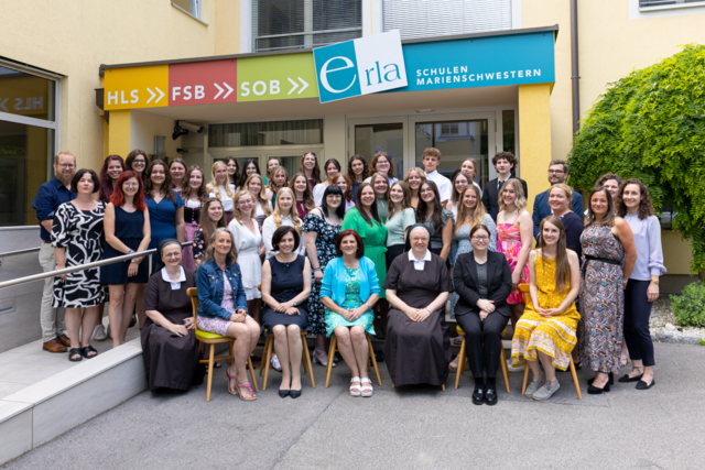 Für die 30 Maturant:innen der fünfjährigen Lehranstalt für Sozialmanagement wehte am Donnerstag, 15. Juni, nach bestandener mündlicher Matura die weiße Fahne. | Foto: Schulen für wirtschaftliche und soziale Berufe des Schulvereins Marienschwestern Erla