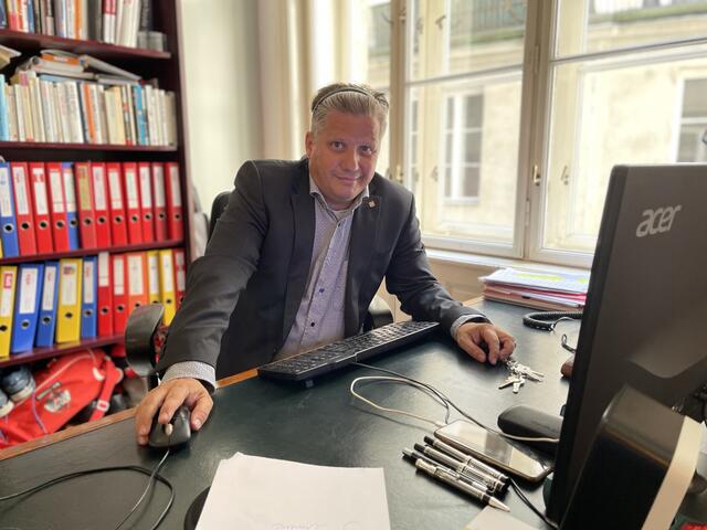Wolfgang Markytan in seinem Büro. | Foto: Michael J. Payer