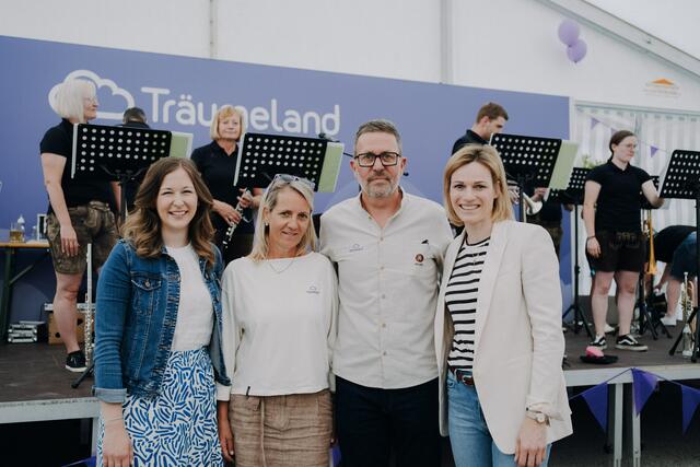 Staatssekretärin Claudia Plakolm mit Geschäftsführer Gabi und Hannes Nösslböck und Marlies Raich (v. l.). | Foto: Foto Stoebich e.U.
