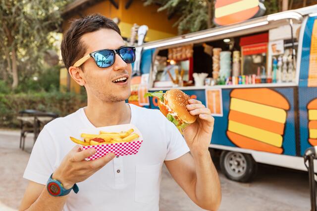 Was einst als Trend begann, hat sich mittlerweile zu einer fest etablierten und äußerst beliebten Kulinarikbewegung entwickelt: Streetfood.  | Foto: Shutterstock / frantic00