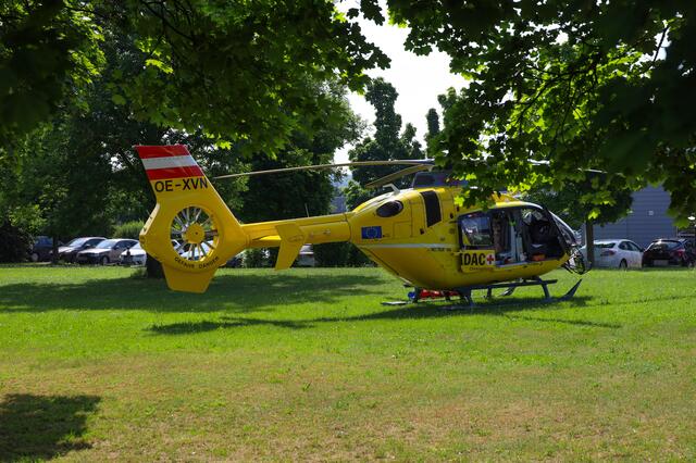 Der Notarzthubschrauber Christophorus Europa 3 musste am Gelände der Berufsschule in der Welser Pernau landen. | Foto: laumat.at
