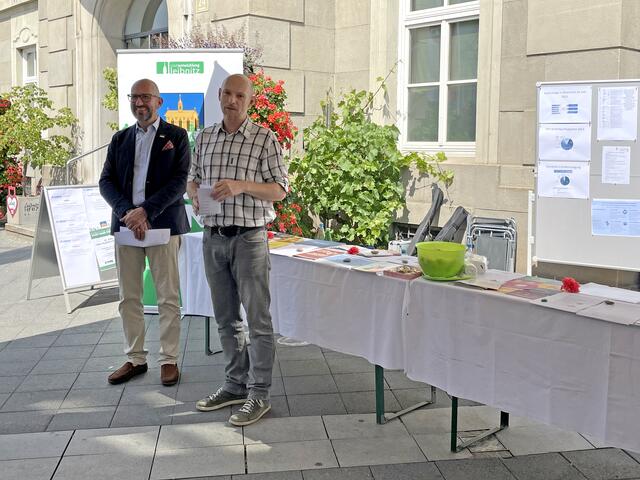 Bürgermeister Michael Schumacher und Robert Konrad, Leiter der Sozial-Info in Leibnitz freuten sich über die zahlreichen Menschen, die Informationen aus erster Hand an Interessierte weitergeben konnten. | Foto: RMA