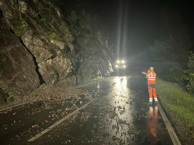 Auf der Bundesstraße musste Geröll entfernt werden. | Foto: Feuerwehr Imst