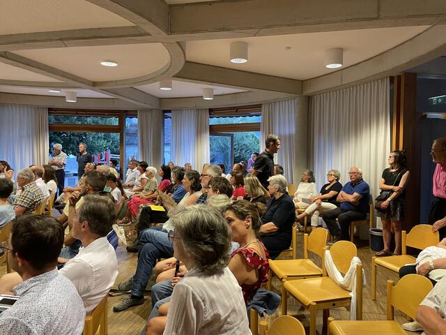 Viele Bewohnerinnen und Bewohner besuchten die Bürgerversammlung. | Foto: Lisa Kropiunig
