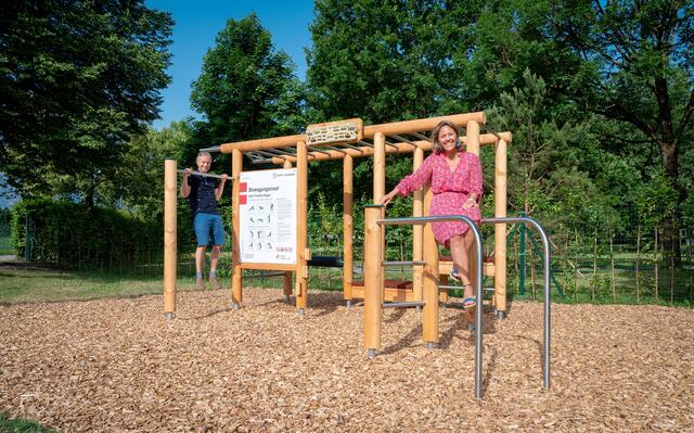 Testeten die neue Bewegungsinsel
Christian Stadler, Leiter der Stadtgärten, gemeinsam mit Vizebürgermeisterin Barbara Unterkofler | Foto: Stadt Salzburg/Alexander Killer 