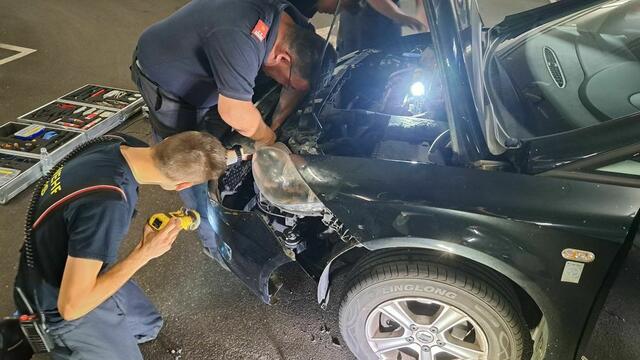 Teile des Pkws mussten zur Rettung ausgebaut werden.