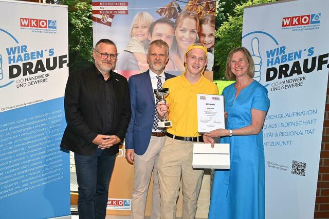 Julian Plank mit seinem Pokal zum zweiten Platz: "Ein großes Dankeschön geht an Resch&amp;Frisch für die Unterstützung und die Möglichkeit, mich in diesem spannenden Beruf weiterzuentwickeln". | Foto: Reichlundpartner