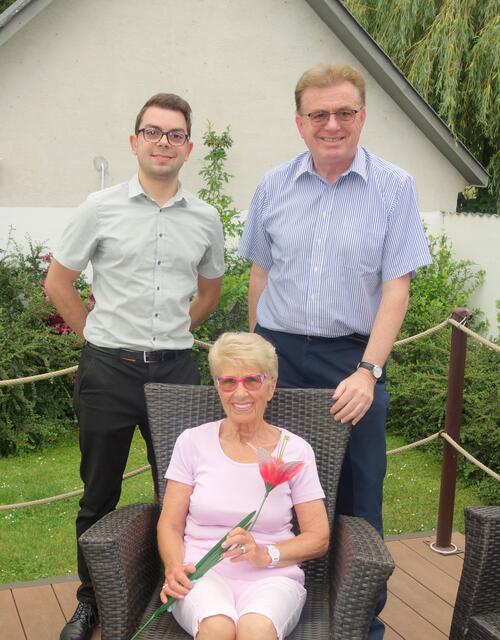 Philipp Kainzbauer und Werner Schöll mit Geburtstagskind Renate Kössler.
 | Foto: Werner Schöll